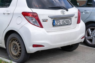Stare Zegrze bölgesinde park halinde beyaz bir Toyota Yaris arabası, Poznan, Polonya
