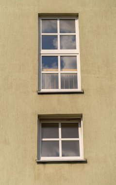 Bir apartmanın pencerelerinin dikey görüntüsü.
