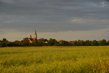 Altın saat boyunca Karlsdorf, Neuthard, Stutensee 'deki kilisenin manzarası, Almanya