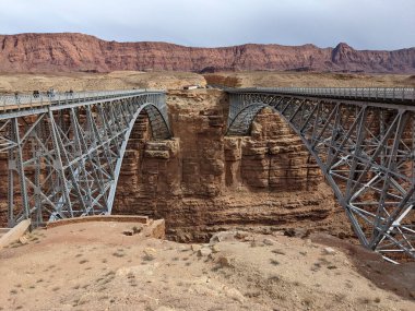 ABD 'nin Arizona eyaletindeki Grand Canyon Ulusal Parkı' ndaki Colorado Nehri 'ni geçen Navajo Köprüsü manzaralı bir manzara.