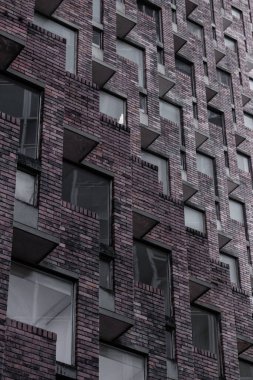Bogota, Kolombiya 'da bulutlu mavi gökyüzüne karşı güzel tuğladan duvarlı bir binanın alçak açısı.