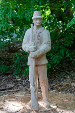 Ursu Gölü 'nün yakınına yerleştirilmiş birçok heykel var. Süslü, ahşap.