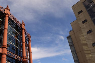 Arasında puslu gökyüzü olan eski ve yeni Gasworks binalarının dış görünüşü