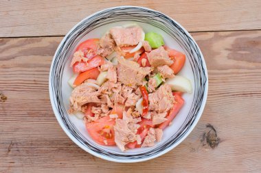 Ton balıklı domates salatası, Yunan salatası, Akdeniz diyeti. Domates, ton balığı, salatalık, kırmızı biber, soğan ve saf zeytinyağı..