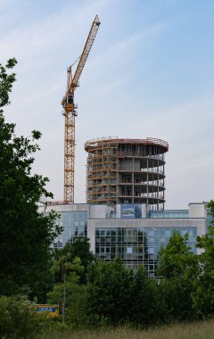 Mavi gökyüzüne karşı yuvarlak bir binanın alçak açılı görüntüsü.