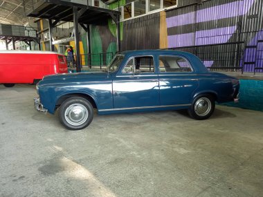 Avellaneda, Arjantin - 7 Mayıs 2022: Eski mavi Peugeot 403 bar, sedan, 1950 'lerin sonlarında bir depo avlusunda. Ön manzara. Expo Fierro 2022 Klasik araba şovu