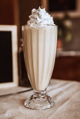 Bulanık arkaplanda milkshake 'in dikey görüntüsü