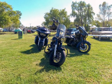 Harley Davidson Road King, Road Slide ve Street Slide Amerikan motosikletleri kırsalda. Doğa, çimen, ağaçlar. Klasik arabalar ve motorsikletler