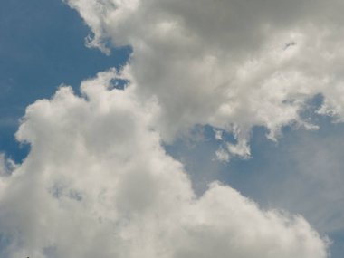 Güneşli bir günde mavi gökyüzünde bulutlar