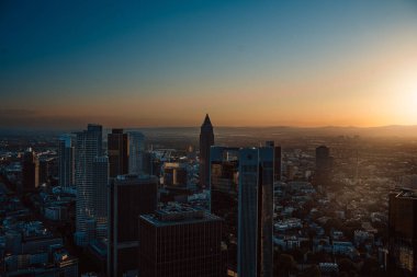 Günbatımında modern binalarla Frankfurt şehrinin hava manzarası