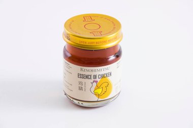 Sağlığın için sağlıklı bir tavuk özü ve beyaz arka planda izole edilmiş güçlü bir vücut.