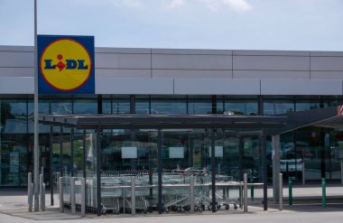 Ronda, Malaga, İspanya, 30 Mayıs 2022 Lidl süpermarketin dışında.