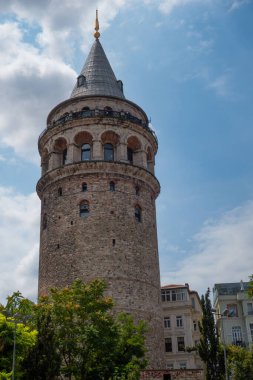 Türkiye 'nin İstanbul kentinde güneşli bir günde Galata Kulesi' nin dikey çekimi