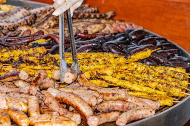 Etli ızgara, domuz eti, tavuk şişi, sosis ve sucuklu, sarı tavuk şişi üzerine seçici bir odaklanma..