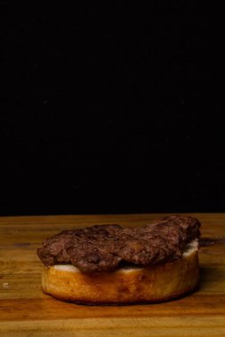 Etli, peynirli, renkli ve normal ekmekli zanaatkar hamburgerler.