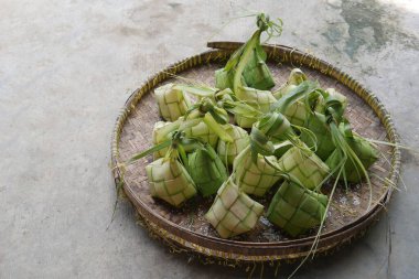 Bir tabak ketupatın yakın çekimi, Kupat. Palmiye yapraklarının içine doldurulmuş Java pirinç kekleri..