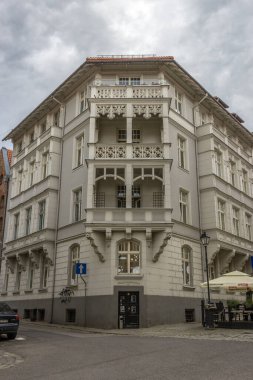 Polonya 'nın Torun kentindeki güzel ve geleneksel bir binanın dikey çekimi.