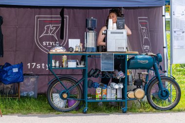 Motosiklet yarışlarında bar tezgahı olan bir motosiklette şık bir atıştırmalık.