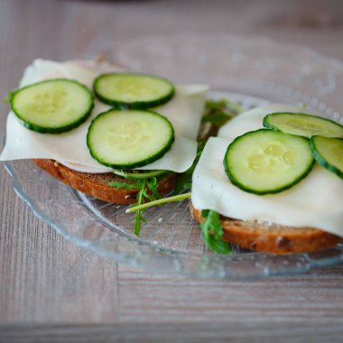 Peynirli ve salatalıklı iki parça tost.