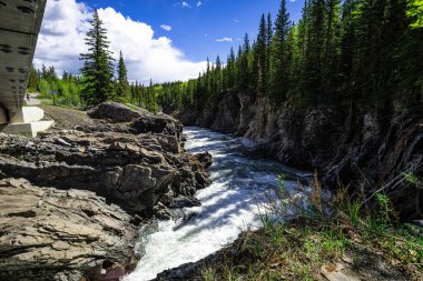 Uçurumların ortasında akan bir nehir.