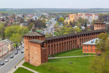 Kolomna Kremlin duvarlarının bir kısmının panoramik görüntüsü, Marinkina ve Granovitaya kuleleri, Kolomna şehri, Moskova Oblastı, Rusya