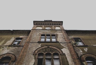 Saati olan eski bina.