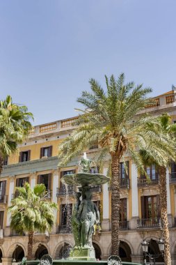 Plaza Real de Barcelona Barselona 'da Üç Zarafet (İspanya) çeşmesi ile seyahat konsepti.