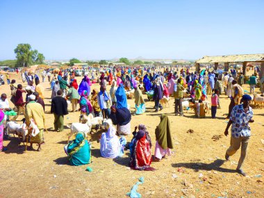 Çok renkli giyinen kadın ve erkeklerin olduğu Doğu tozlu Somali pazarı