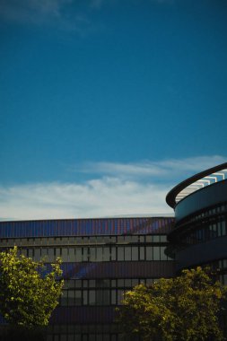 Gündüz vakti bir binanın dış kısmının dikey görüntüsü..