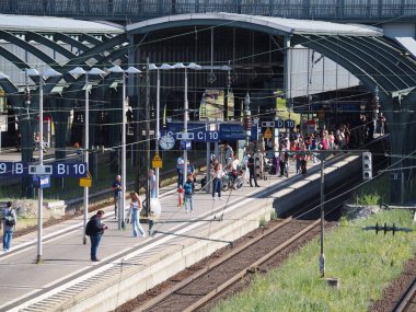 Darmstadt istasyonundaki Frankfurt trenini bekleyen birçok insanın görüntüsü.