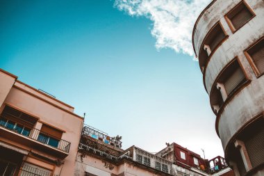 Düşük açılı binalar ve mavi gökyüzü.