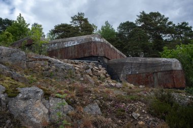 Kopas bataryası Oscarsborg Kalesi 'nin altında kullanılmayan bir top bataryası. Drobak 'taki Kopas tepesinde yer almaktadır. Güneşli bahar günü.