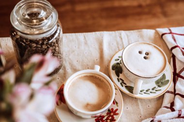 Masanın üzerine yakın plan bir kahve.