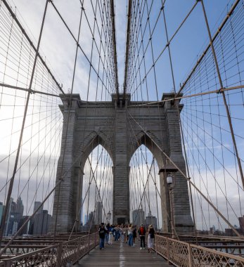 Büyük bir kalabalık Brooklyn Köprüsü 'nde yürüyor Güzel bir yaz gününde