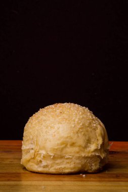 Etli, peynirli, renkli ve normal ekmekli zanaatkar hamburgerler.