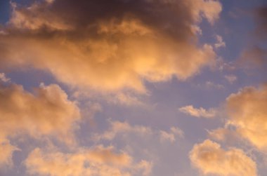 Bulutlar, Okyanus yakınlarındaki Günbatımında Renkli Bulutlar