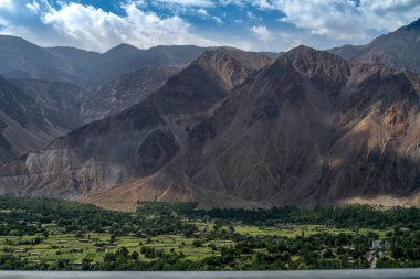 Hunza Vadisi 'ndeki dağların manzarası.