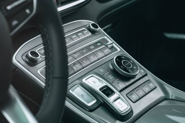 Modern otomobilin kontrol paneline yakın çekim