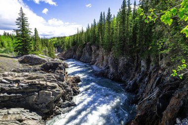 Uçurumların ortasında akan bir nehir.