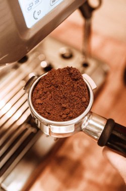 Kahve yapan bir baristanın dikey yakın çekimi.