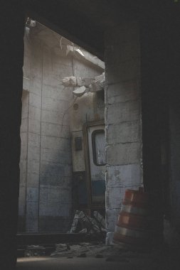 Güneş ışığında bir binanın yıkıntıları altında bir metro treninin dikey 3D görüntüsü.