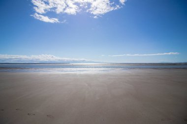 Güneşli bir günde büyüleyici bir deniz manzarası.