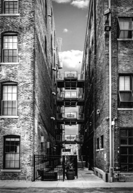 İkamet tuğlalarının dikey gri tonlu görüntüsü