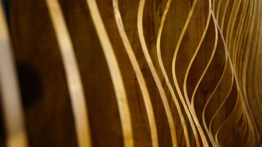 Dalgalı şekillerde oyulmuş ahşap dokuların yakın plan çekimi.