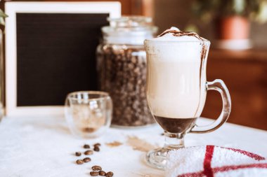 Bulanık arka planda bir fincan kahvenin yakın çekimi.