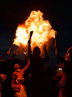 Sri Lanka 'da gösterilerini sergileyen ateş yiyenlerin dikey çekimi..