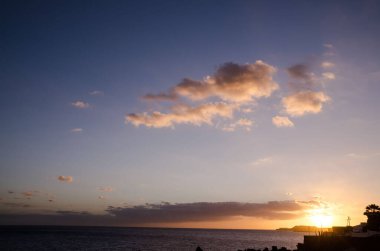 Bulutlar, Okyanus yakınlarındaki Günbatımında Renkli Bulutlar