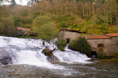 Rio Barosa Şelalesi Pontevedra 'daki Barro doğal parkında - Galiçya - İspanya