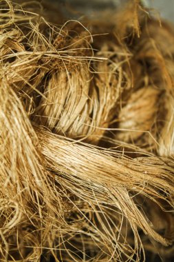 Ananas yaprağı lifinden yapılmış dikey bir ip.