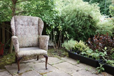 Bahçedeki eski bir koltuğun yakın çekimi..